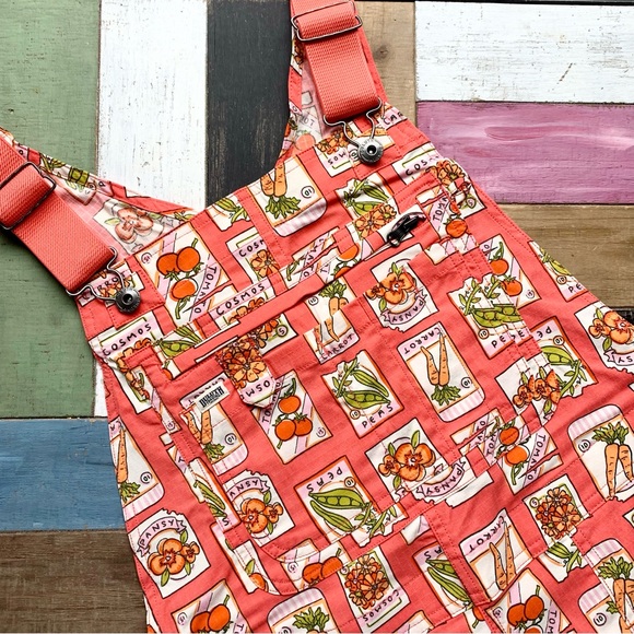NWT Duluth Medium x31L Heirloom Gardening Bib Overalls Coral Seed Packets Farm - Picture 5 of 8